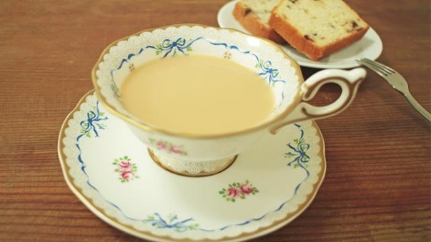 杯中有奶茶,旁邊有叉子