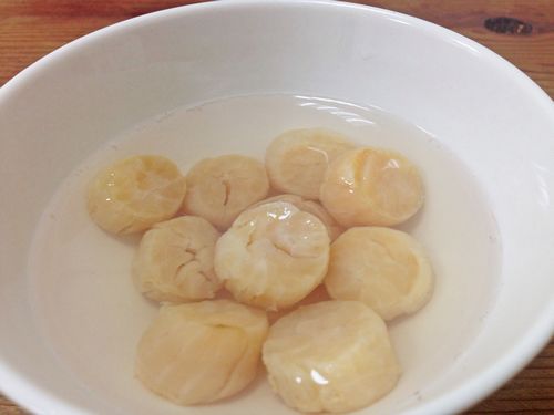 白色大碗裡面擺著泡水的干貝
